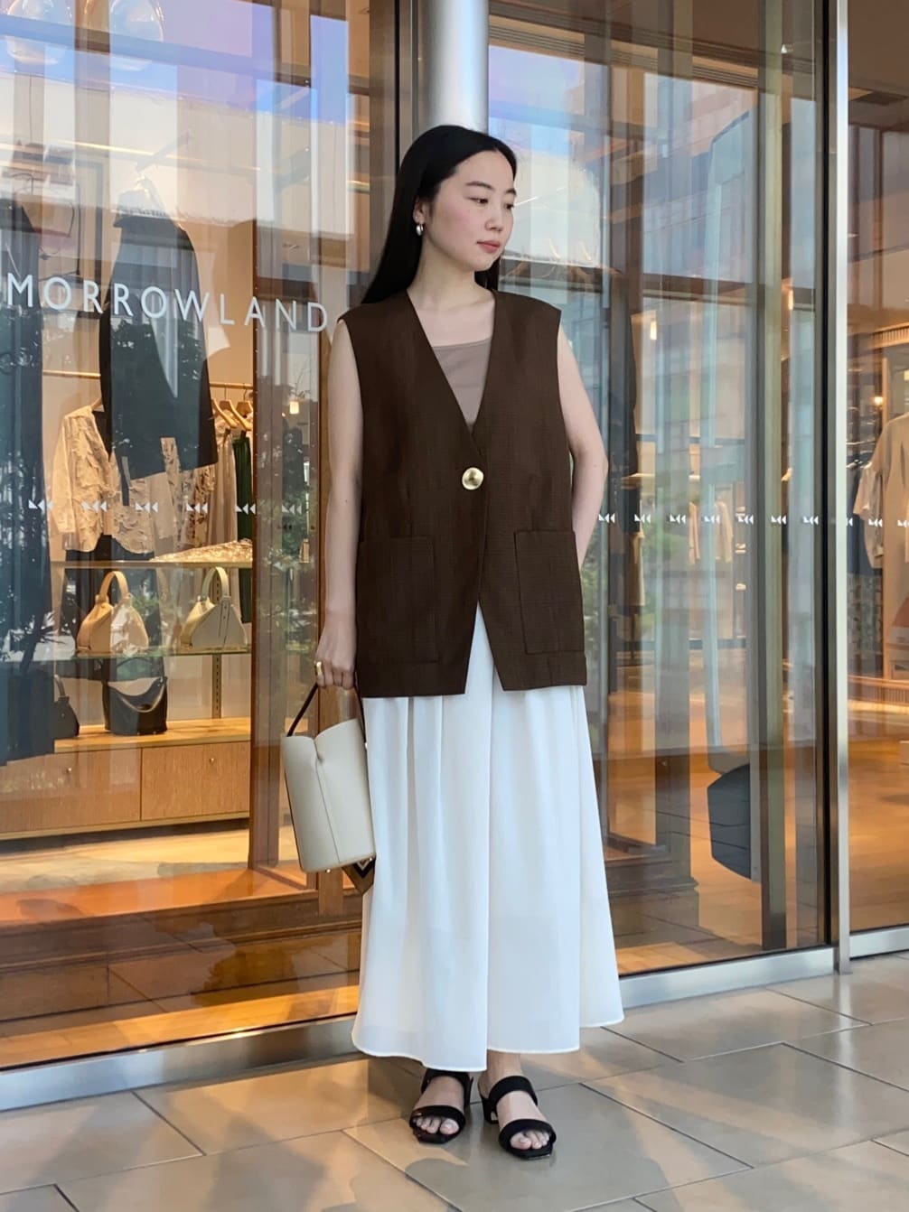 身長158㎝　〈Ballsey〉
レーヨンリネンブッチャー コクーンジレ。
レーヨンリネンのナチュラルな表情が魅力のジレです。
コクーンシルエットと深めのVネックがほど良い抜け感を生み、さらりと重ねるだけでスタイリングをアップデートしてくれます。
ゴールドボタンがさりげないアクセントになり、ブラウスやカットソーはもちろん、ワンピースにレイヤードした着こなしもおすすめです。
ブラウンの柔らかなカラーが、夏の装いに上品なニュアンスを添えてくれる一着です。

〈Ballsey〉
クリスピーシアーボイル フレアキュロットパンツ。
たっぷりとしたフレアシルエットが印象的なキュロットパンツです。
スカートのように軽やかに揺れるデザインが、スタイリングにエレガントなニュアンスを添えてくれます。
シアー素材が涼しげな表情を演出し、軽やかな印象にまとまります。
コンパクトなニットやカットソーを合わせるだけで、リラックス感のある上品なバランスが完成する一着です。