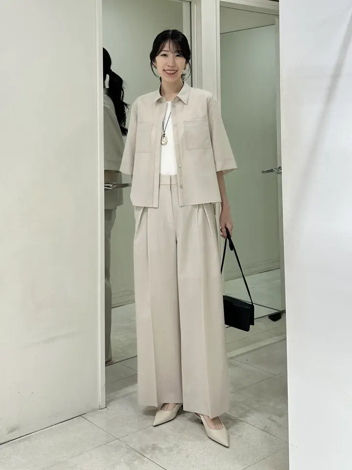 コーディネート身長 170cm

時短で決まるセットアップコーデ♩

半袖シャツは薄く軽やかな着心地で、
肘が隠れる丈感なので少し羽織りたい時にも便利！

簡単にきちんと見えを叶えてくれますよ◎


スタッフ着用サイズ
■シャツ【4/Mサイズ相当】9号
■ニット【S/Mサイズ相当】
■パンツ【4/Mサイズ相当】9号
※ウエストを調整して履いております