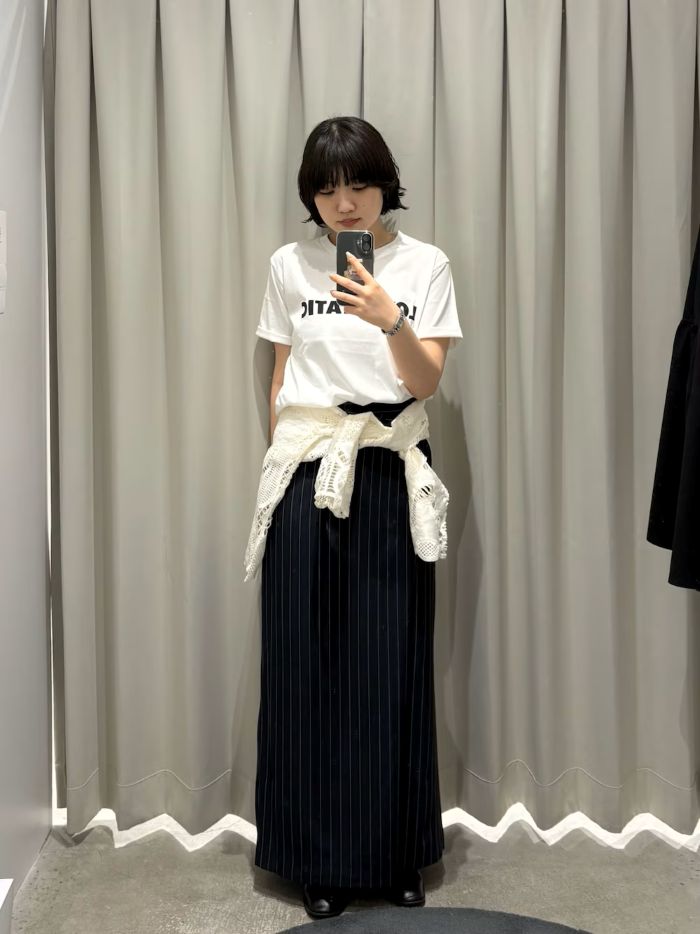 シンプルな装いにはシャツなど腰巻きするだけで今っぽくお洒落に着こなせます