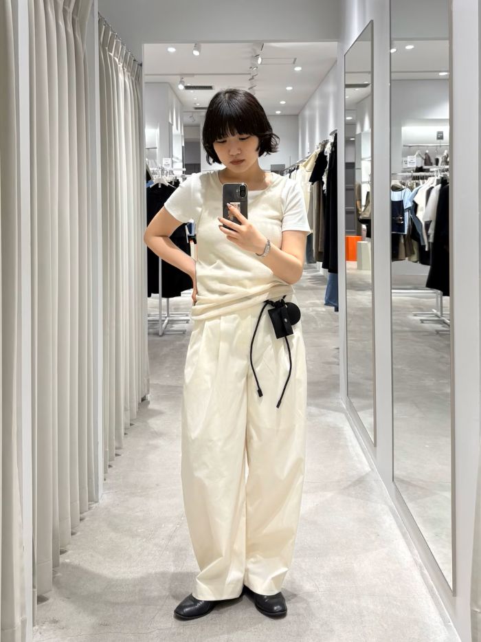 whiteのワントーンコーデ
白だけだと少しぼやけた印象になるので、黒を挟んで締まったスタイリングに〇