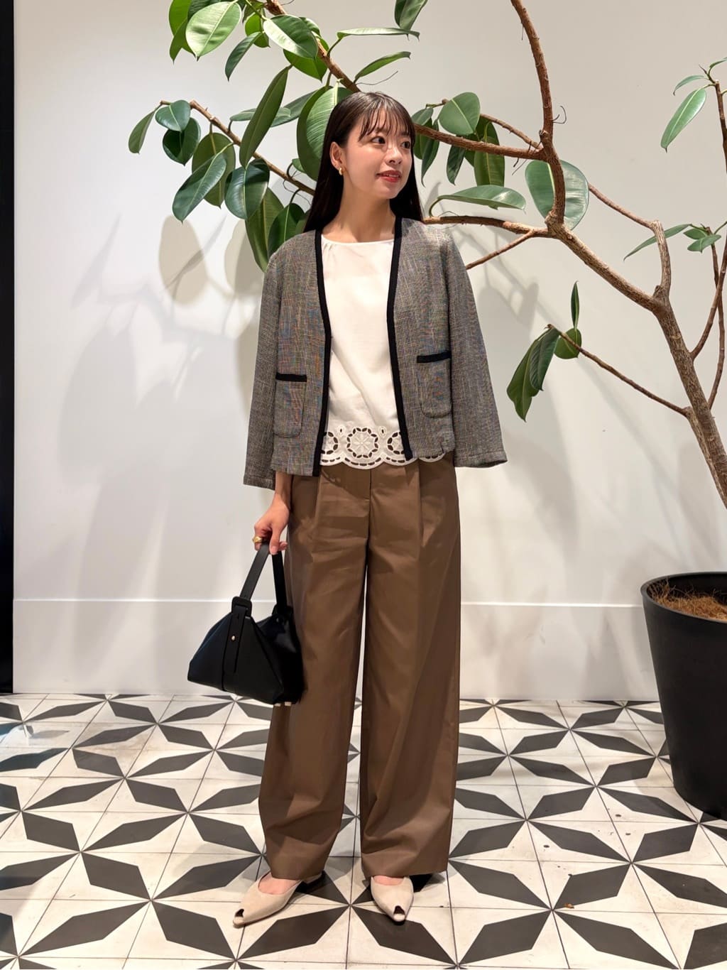 身長165㎝　裾のアイレット刺繍が可愛らしい〈Ballsey〉のプルオーバーは、一枚着としてもレイヤードスタイルでも活躍してくれるアイテム。
通気性に優れた涼しい素材を使用しており、暑い時期にも快適に着用できます。

ノーカラージャケットやバッグでシャープさをプラスし、甘すぎない上品なスタイリングに仕上げました。