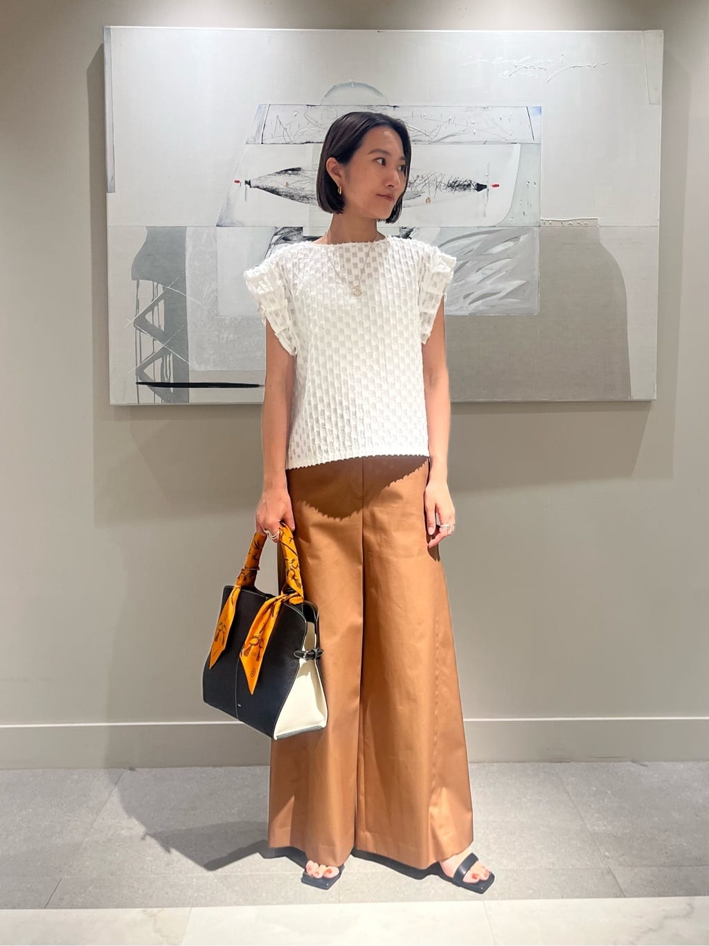 身長161㎝　〈Ballsey〉グリッドカットジャカード　フリルフレンチブラウス

立体感のある素材が特徴のブラウス。表面の凹凸感とフリルスリーブが、シンプルながらも女性らしい柔らかさを演出してくれます。
程よいハリとツヤ感のあるブラウンのワイドパンツと合わせ、カジュアルになりすぎず上品で洗練されたスタイリングにしました。
