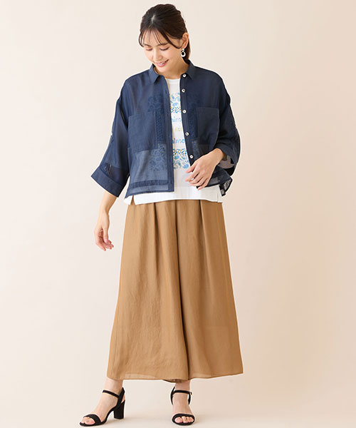 涼やかなメッシュのシャツは初夏のお出かけに活躍！ネイビー×ブラウンの配色が素敵なコーディネートです