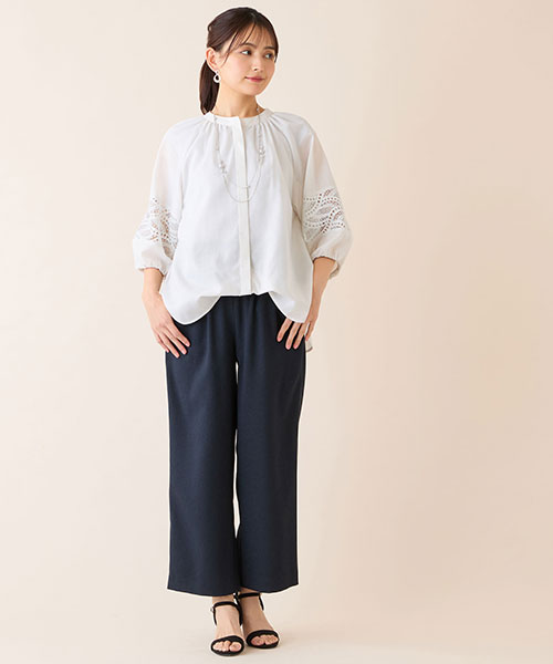 ふんわりシルエットのブラウスでパンツスタイルも女性らしく華やかに。