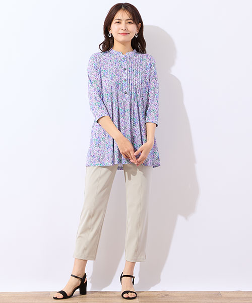 人気のチュニックはパンツスタイルが華やぐアイテム。クロップドパンツと軽やかに着こなして。