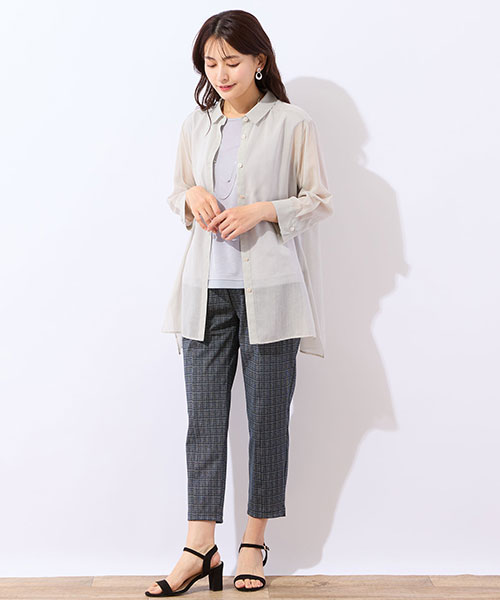 肌をきれいに見せてくれそうなシアーシャツは初夏の羽織りに大活躍。清涼感のある柄パンツとコーディネートしました。