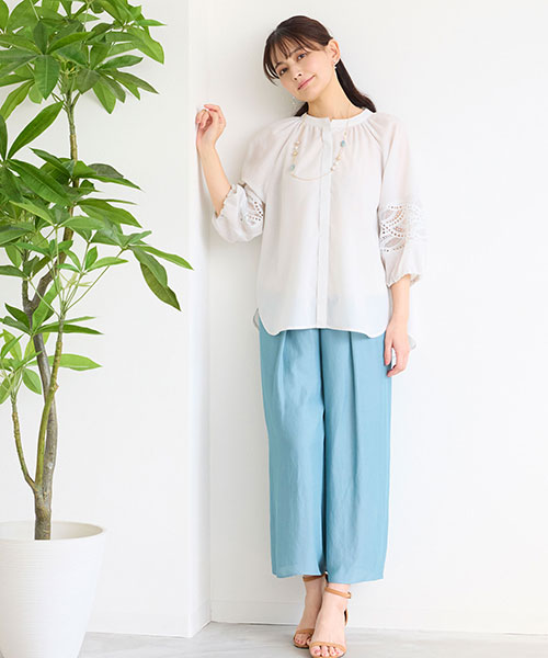 フェミニンなブラウスとフレアパンツを合わせた透明感のあるスタイル
