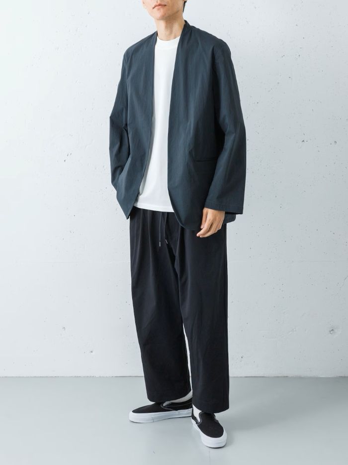 インナーには、上品な光沢感を持つ「EVER LUSTER」のホワイトTシャツをセレクト。潔い白を一点差し込むことで、上下ブラックの重厚感に軽快なヌケ感と都会的な清潔感をプラスしています。異素材の黒を重ねることで、単色ながらも奥行きのある表情を演出。