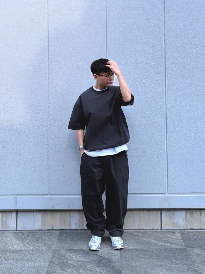 TEEとEASY PANTSをセットアップ着用。
通気性抜群で着心地がとてもよく、シワにもなりにくく気を使わず着用できるのも嬉しいポイント。

普段通りのサイズで着ていただければ程よいゆったりとした雰囲気で楽しめます。