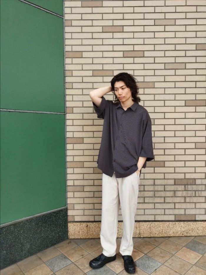 細かく上品なチェック柄で、こどもっぽくならずに大人な雰囲気を出せるお気に入りのシャツです！
パンツには白のテーパードスラックスを合わせてシルエットにメリハリをつけてみました〇
