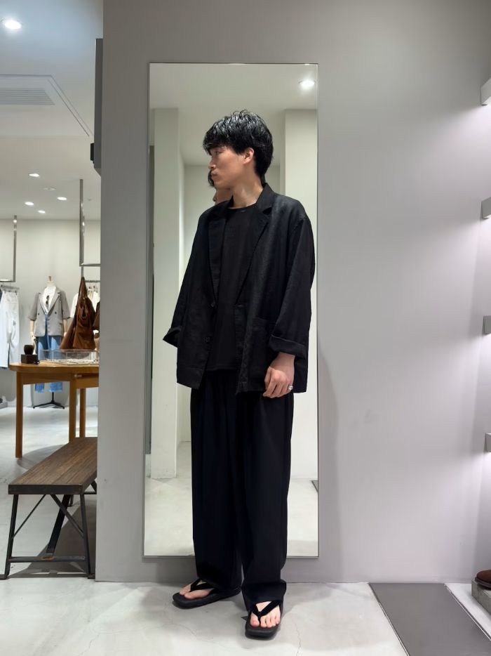 【LINEN SHIRTS JKT】
リネン素材ならではの軽さと透け感。それに加えてゆったりと取られた身幅が心地よい着心地とスタイリングに余裕を生み出すジャケット。
ジャケットというよりシャツやカーディガンのような感覚で気兼ねなく羽織りたくなる。
