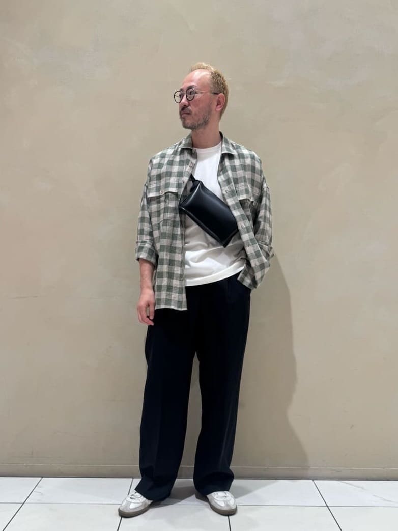 身長175㎝　GUY ROVER社に別注した、清涼感のあるリネン素材のシャツを主役にしたスタイリング。

程よくゆとりを持たせた大人が着れるオーバーサイズシルエットで、リラックス感がありながらも上品な印象に仕上がります。

軽い羽織りとしても使いやすく、Tシャツの上からさらっと合わせるだけでスタイリングに奥行きをプラス。

今の時期から夏場まで長く活躍してくれるお勧めのアイテムです。
