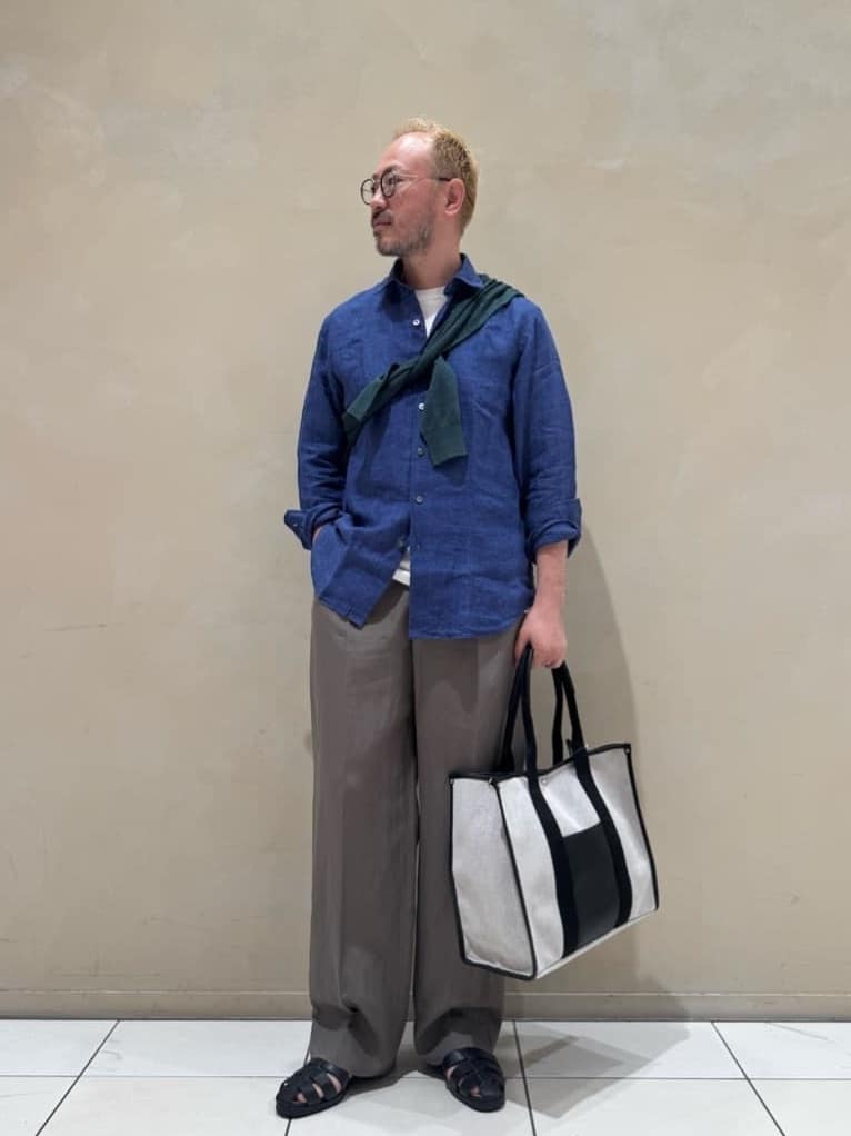 身長175㎝　定番のリネンシャツは、肌当たりが柔らかく、ジャケットのインナーとしてはもちろん、軽い羽織りとしても幅広く活躍する一着です。

パンツはウエストゴム仕様のイージーパンツで、ストレスフリーな穿き心地が魅力。スニーカー合わせはもちろん、これからの季節にはサンダルを合わせた軽やかなスタイリングもおすすめです。

全体を清涼感のあるアイテムでまとめ、リラックス感のある大人カジュアルスタイルに仕上げました。