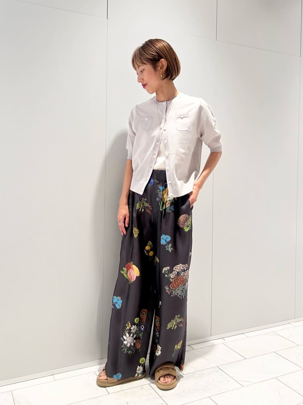 身長163㎝　〈CABaN〉ファインポリエステル ハーフスリーブポケットカーディガン

速乾性、伸縮性、軽量感の優れたポリエステルを使用し、薄く柔らかく編み上げたカーディガン。
〈CABaN〉定番人気のポケットカーディガンを初夏から晩夏まで活躍する五分袖タイプにしました。
軽く、ストレッチが効いて着心地が良く、真夏の冷房対策にも。
釦を全部留めてTシャツのように着るのもおすすめ。
