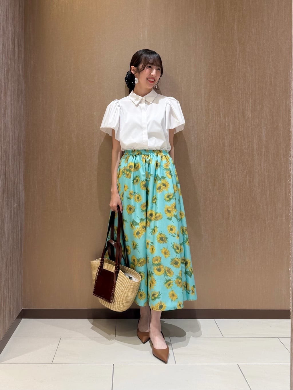 【バルーンスリーブシャツブラウス】　着用サイズ：2(M)
ふっくらとしたバルーンスリーブが女性らしいブラウス。
バルーンスリーブとすっきりと細身に仕上げた身頃、首元はシャツカラーになっており、甘くなりすぎないメリハリのあるシルエットがポイントです◎
スリーブは肩を華奢に見せてくれるセットインのデザインで、大きく膨らみすぎず二の腕を隠してくれるので安心。
コットン×ポリエステル素材でこれからの暑い時期にも気持ちよく着ていただけます。
女性らしいスカートはもちろん、デニムやキャミワンピなどのインにも使いやすいアイテムです。

※手洗い可能

【サンフラワープリントギャザースカート】　着用サイズ：2(M)
Aラインに綺麗に落ち、ひまわり柄が素敵なフレアスカート。
程よいハリ感がありつつ、滑らかな素材感で着崩れせずシルエット綺麗に履いていただけます。
ポリエステル素材なのでシワっぽくならず、ナチュラルな風合いの中に程よい光沢があり、キチンと感のあるスカートになっております。
ウエストはゴム仕様になっておりストレスフリーに着ていただけます。
ギャザーの落ち感で動きが出る美しいシルエットがポイント。
きれいめブラウスはもちろん、ニット、Tシャツなどカジュアルにも合わせられるアイテムです。

※手洗い可能

スタッフ身長：163cm