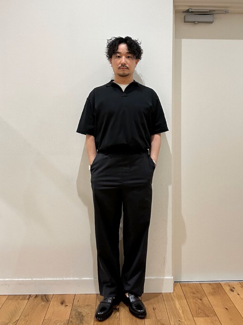 サマシェアシリーズのニットをご紹介致します。
スキッパータイプの首元は抜け感があり、
サイジングも程よいゆとりで上品な印象です。