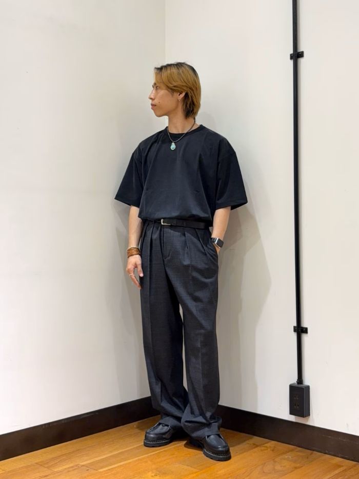 キュプラ混素材のTシャツを着用したタックインコーデです。

WASHABLE CUPRO T-SHIRTSとスラックスの上品さを
組み合わせるシンプルなスタイル。
個性的なアクセサリーやシューズ合わせも楽しめます。