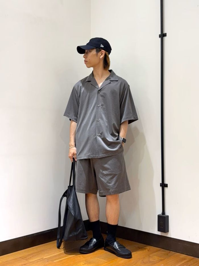ショーツですがカジュアル過ぎず大人な着こなしが叶うセットアップです。
キュプラの高級な光沢感と滑らかな触り心地が夏の装いを格上してくれます。
