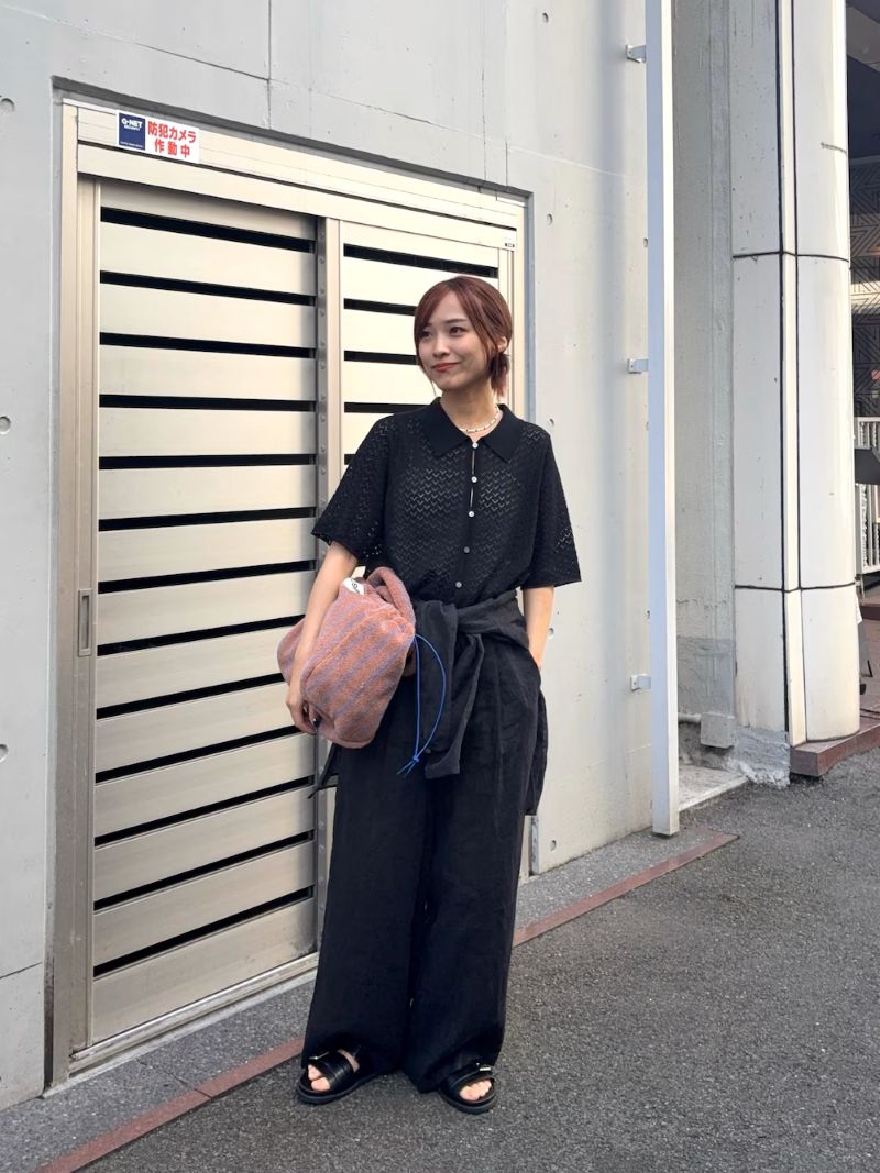 ・新作の襟付きニットがかわいい。
コンパクトなシルエットで、足をすらっと長く見せてくれます。
羽織にとしても活躍。キャミワンピに重ねたいです。

・着心地抜群のパンツは100%リネン素材。
見た目も着心地も涼しい。