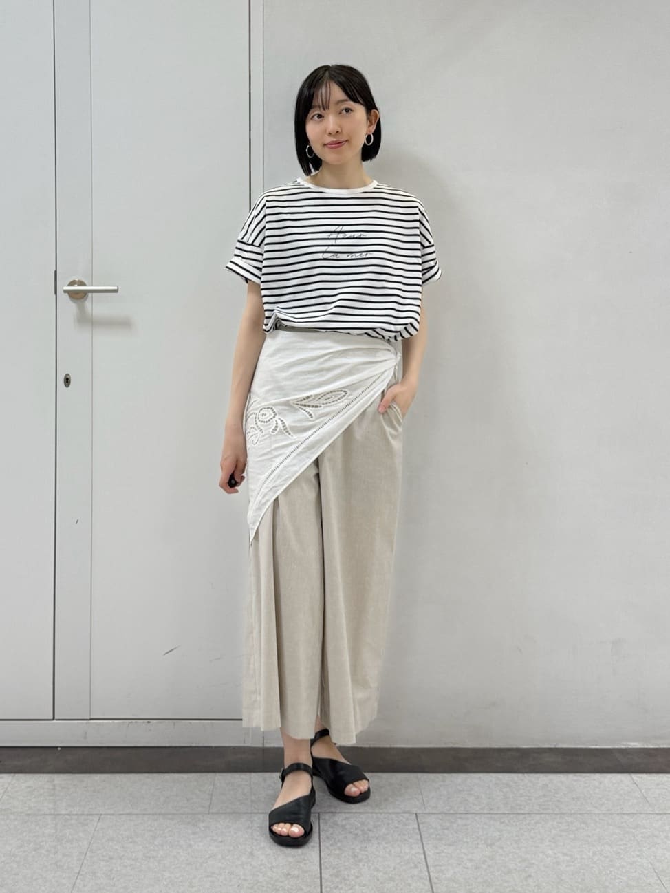 【　azurela mer ボーダーロゴTシャツ　】
普段サイズ：M　/　着用サイズ：M
ゆったりとしたシルエットに短め丈を組み合わせた、バランスの良いロゴTシャツです。フランス語で“空と海”を意味する「Azur Lamer」のロゴがさりげないアクセントに。オーガニックコットン素材でさらりとした着心地が心地よく、ボーダー×ロゴデザインで一枚でも着映えします。どんなボトムにも合わせやすく、夏のデイリーコーデに活躍する一枚です。

【　マリンディテールガウチョパンツ　】
普段サイズ：M　/　着用サイズ：M
スッキリとしたウエスト周りに、サイドの細ベルトでシルエット調整も可能です。麻のシャンブレーのような軽やかな表情とストレッチ性を備えた素材で、さらっと快適なはき心地です。ベーシックなカラーで着回しやすく、夏の定番パンツにオススメです。

【　カットワーク刺繍トライアングルスカーフ　】
繊細なカットワーク刺繍が目を惹く、リゾート感がある上品なトライアングルスカーフです。やわらかな肌触りのインドコットンを使用し、軽やかで肌あたりもよい着用感です。肩に掛けたりウエストに巻いたりと、プラスするだけで今年らしい洗練されたスタイリングを楽しめます。