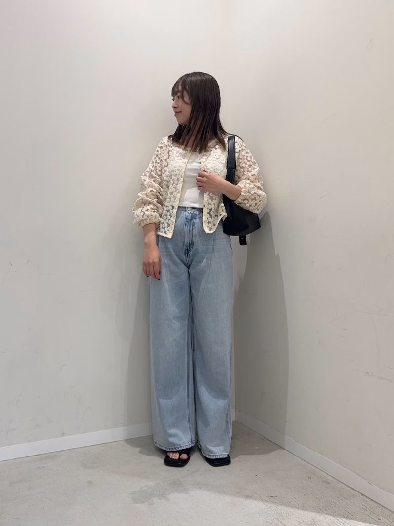 デイジーブラウスはシアー感のあるデザインなので
夏まで使えるアイテムです！
デニム合わせでカジュアルに着るのがオススメです！