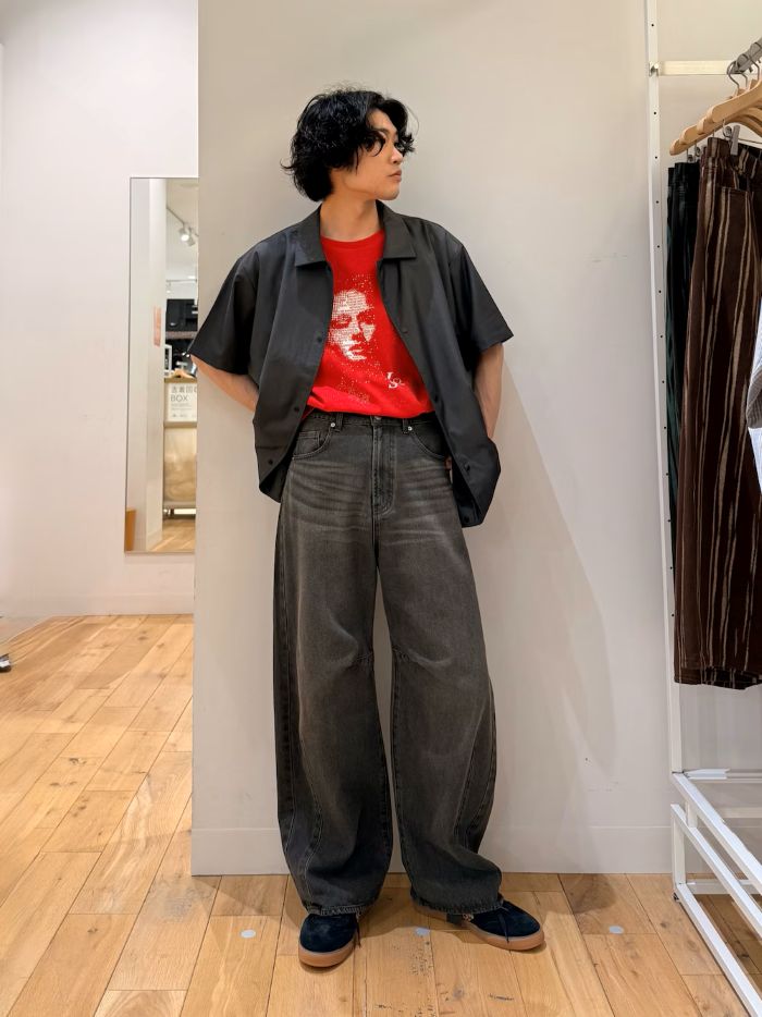 黒に近い色味の中に差し色で赤のTシャツを合わせてみました。
半袖のコーチジャケットはストリートなコーデをしたい方にオススメです！
スナップも可愛いので、デザインも〇