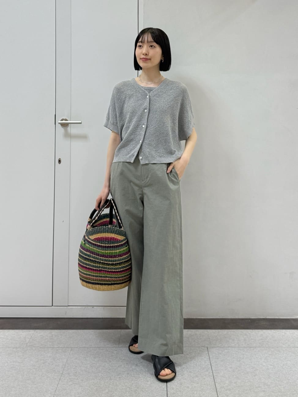 【　メッシュ柄ニットジレ　】
普段サイズ：M　/　着用サイズ：M
表情のあるメッシュ素材が魅力の浅Vネックのニットジレです。ゆったりとしたシルエットと短丈デザインで、ボトムスとのバランスを取りやすく仕上げました。ドライタッチの綿素材で快適な着心地もポイント。シンプルなボトムに合わせるだけで季節感のあるスタイリングにでき、前を開けて軽い羽織りとしても楽しめます。

【　綿麻シャンブレーセミワイドパンツ　】
普段サイズ：M　/　着用サイズ：M
シンプルで着回しやすいセミワイドパンツです。後ろゴムとサイドのミニタブでサイズ調節ができ、メタルボタンが上品なアクセントに。綿麻シャンブレー素材で涼しく、夏まで快適に着用可能です◎すっきりとしたシルエットで、どんなトップスとも相性抜群の一本です。