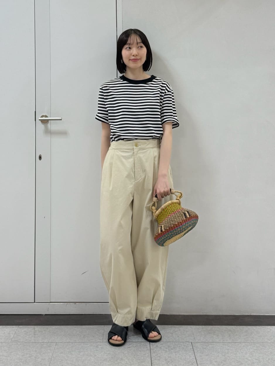 【　ゼロロックボーダーTシャツ　】
普段サイズ：M　/　着用サイズ：M
やわらかくなめらかな肌触りが、ストレスのない快適な着心地のTシャツです。しっとりとなめらかな肌触りに仕上げ、ベーシックながらも上質さが感じられます。新色のホワイト×ブラックボーダーもポイント。1枚でもレイヤードでも気軽に着回せるアイテムです。

【　コットンワッシャーバレルパンツ　】
普段サイズ：M　/　着用サイズ：S
裾にタックを入れて立体感を出した、すっきり履けるバレルシルエットパンツ。太すぎない絶妙なバランスで、幅広い体型にフィットします。さりげないウエストバックルもアクセントに。コットン100％にワッシャー加工を施し、ほどよいヴィンテージ感とラフな風合いが魅力です。ご自宅でのお手入れができるのも嬉しいポイント。