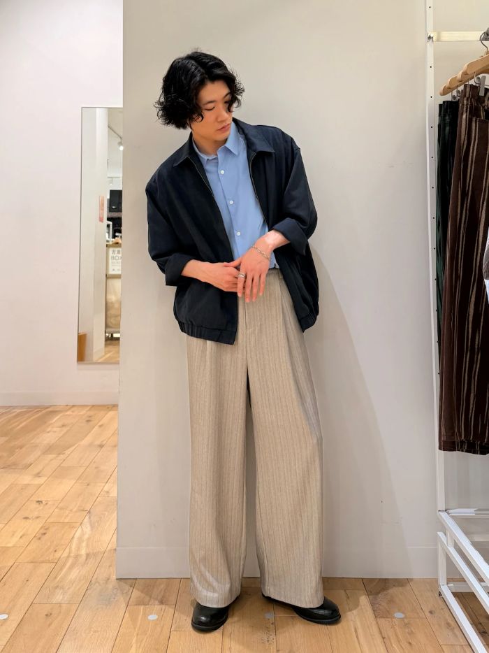 少し肌寒い時に持っておきたい薄手のブルゾンコーデ。インナーに青のシャツで爽やかさもプラスしてみました。
スラックスはゆったりワイドでストライプ柄なので足長効果も抜群です〇