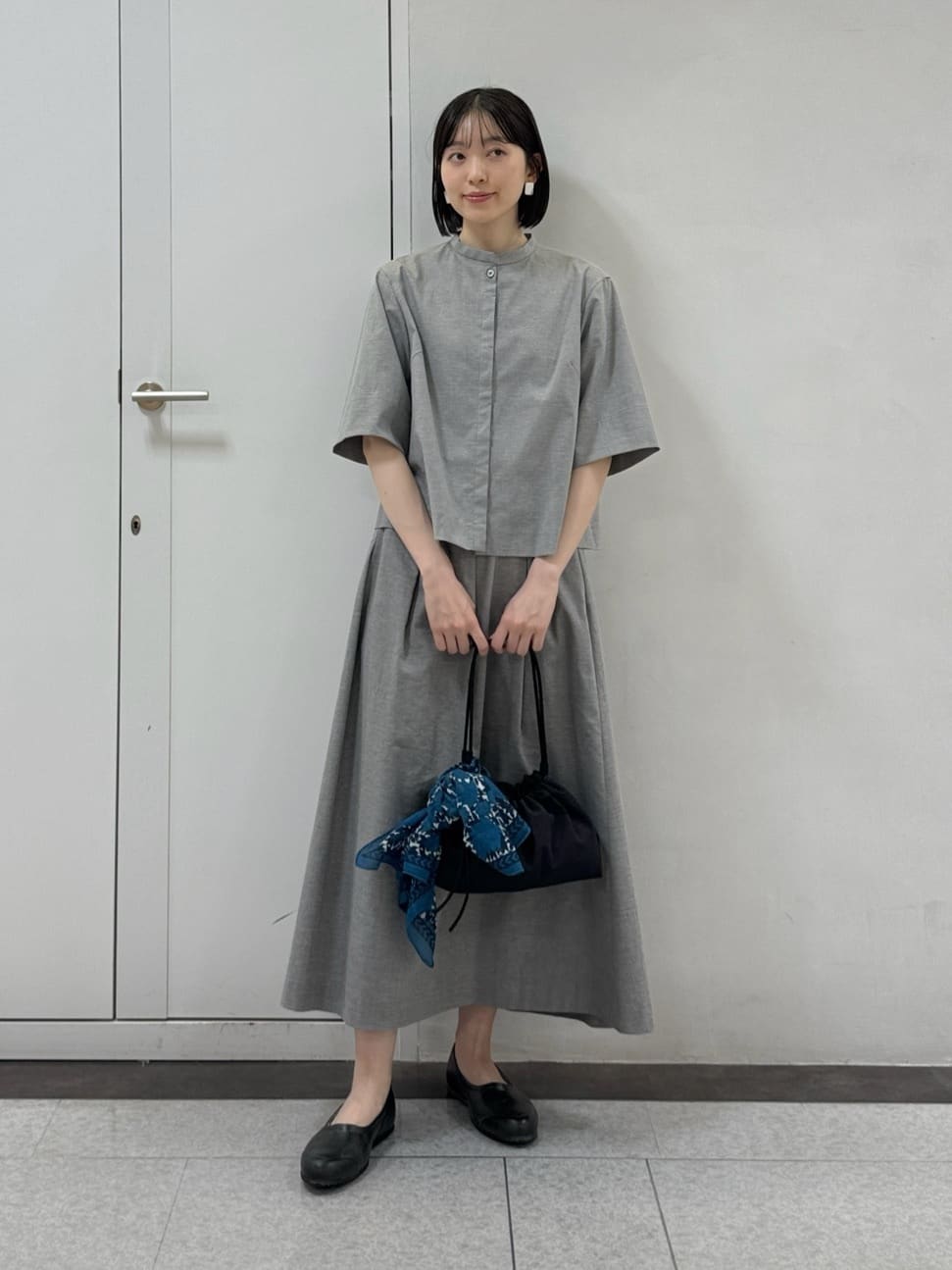 【　ストレッチタンブラーセットアップ　】
普段サイズ：M　/　着用サイズ：M
すっきりとしたシルエットが魅力のバンドカラートップスと、タック入りAラインスカートの上品なセットアップです。
綿麻混素材でナチュラルな風合いに加え、ストレッチ性・接触冷感・UVカット機能も備え、これからの夏に向けて活躍してくれます。
オンオフ問わず着回せて、単品でもインナーや小物次第で幅広いスタイリングが楽しめる一着です。