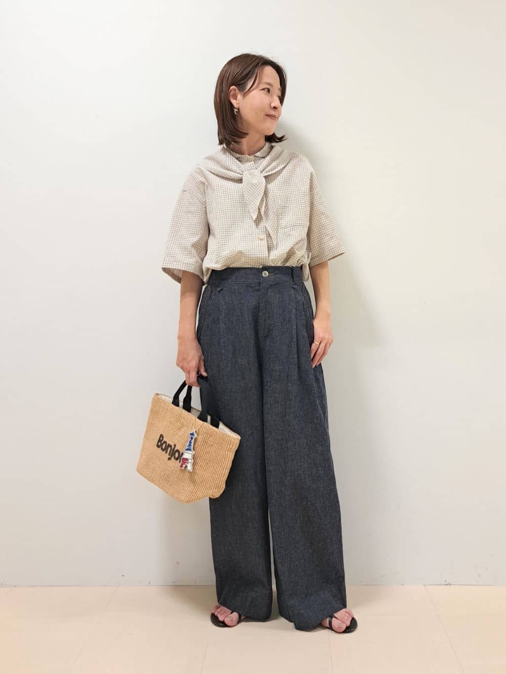 【　麻混チェック三角巾シャツ　】
普段サイズ:S　/　着用サイズ:M(ワンサイズ)
さりげないチェックが可愛く、柔らかい印象で着られるブラウスです◎生地はさらさらとしていてこれからの時期も涼しく着られます。肌離れするゆとり感でリラックスした着心地です。ボトムを選ばず色々着回し頂けます◎

【　綿麻ライトオンスデニムワイドパンツ　】
普段サイズ:SS,S　/　着用サイズ:S
かなり軽い生地のデニムです。夏場も使える素材感になります。生地もとても柔らかく着心地◎ワイドシルエットですが小柄な方もトップスインでバランス崩れません◎ウエストはいつもサイズでややゆとりあり、丈は156cmペタンコ靴でフルレングスです。