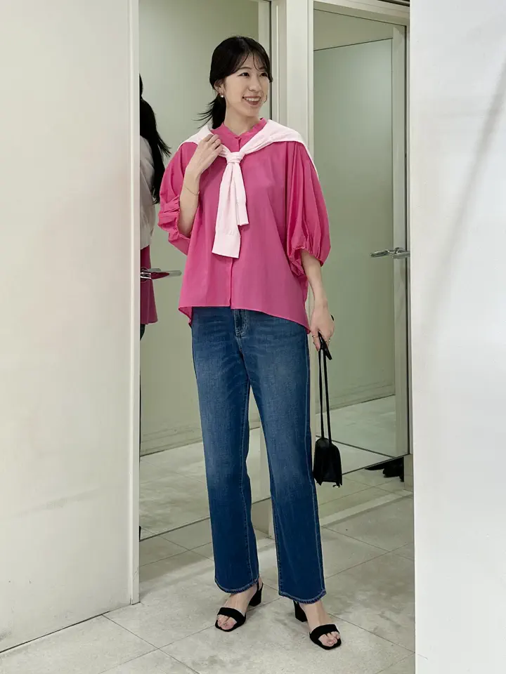 コーディネート身長 170cm

きれいめカジュアルコーデ♩

初夏のお出かけにピッタリな
華やかトップスにデニムを合わせてみました^_^

カーディガンを肩掛けして目線を上げることで
スタイルアップ効果も◎


スタッフ着用サイズ
■ブラウス【4/Mサイズ相当】9号
■カーディガン【S/Mサイズ相当】
■デニム【25/Mサイズ相当】