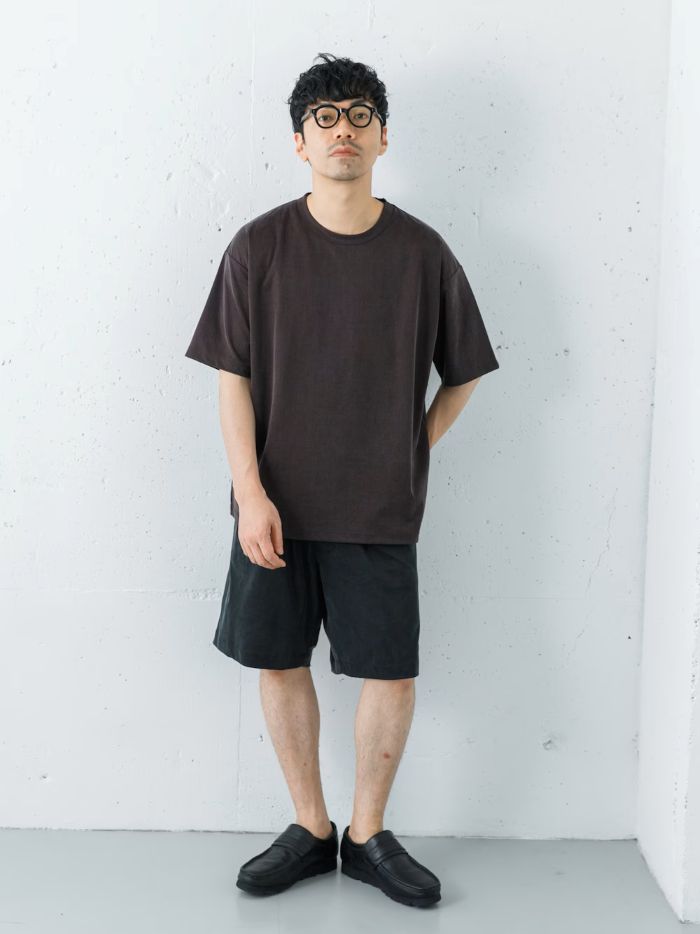 TシャツはMサイズでか肩幅、身幅が広めでややゆったりなシルエットです。
袖は長くないので見た目はスッキリ見えです。

パンツはMサイズで着丈は膝上で横にやや余裕あるベーシックシルエットで使い回しがききます。