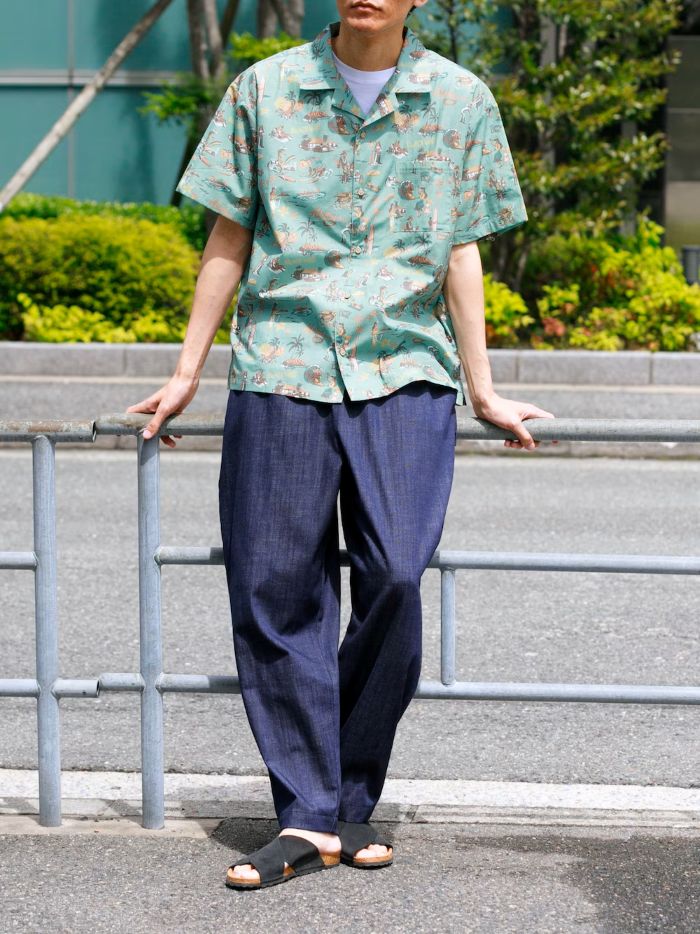 HIROCKSHOW氏の独創的な世界観が反映された「ミント」カラーのアロハシャツを主役にした、非常に軽快でセンスの光る着こなしです。