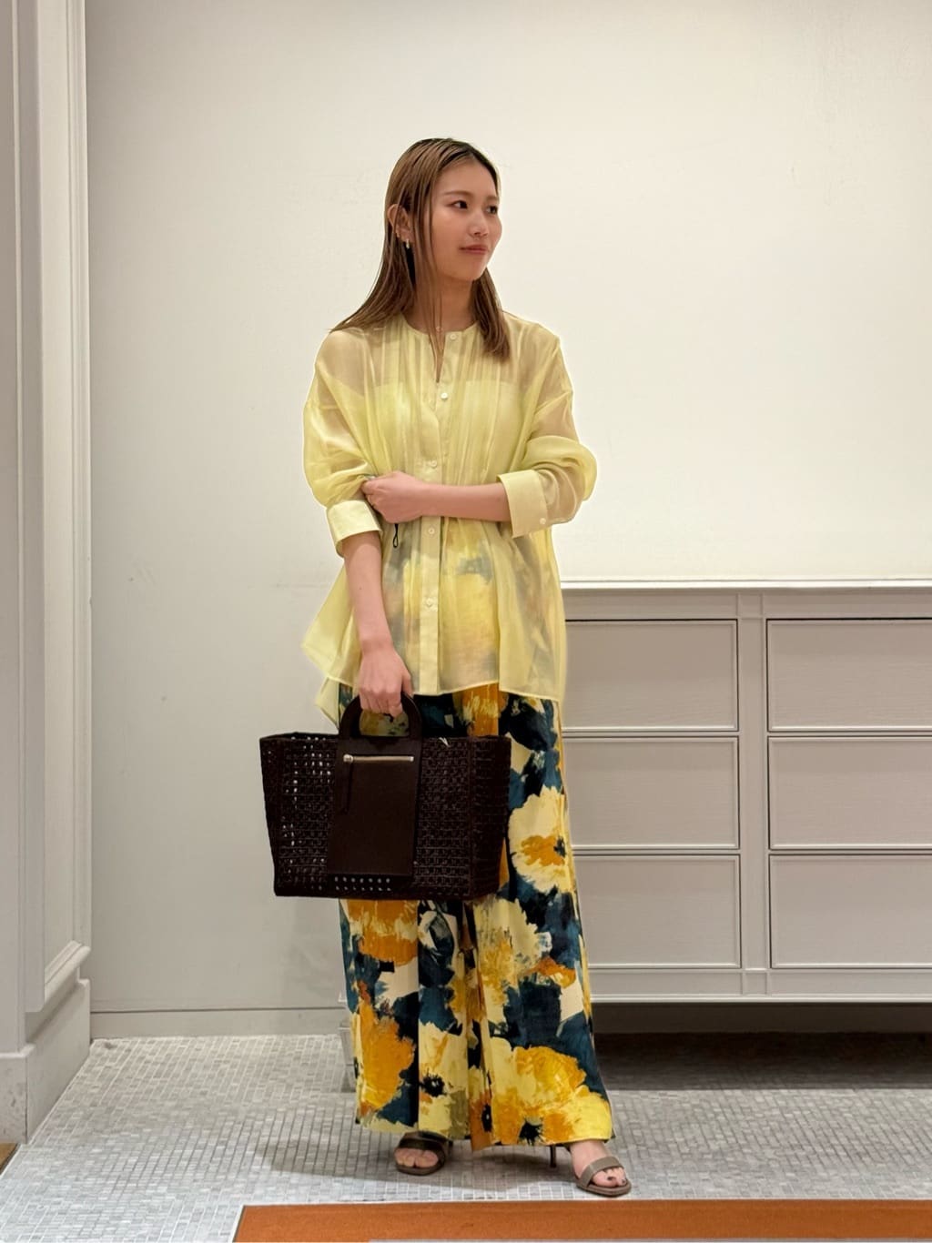 身長157㎝　上品なツヤととろんとした落ち感が特徴の〈Ballsey〉スカンブルフラワープリント タックワイドパンツ。

ダイナミックな分量感があり一枚でもさまになるデザインです。
イエローのシアーシャツと合わせ、統一感のあるスタイリングにしました。