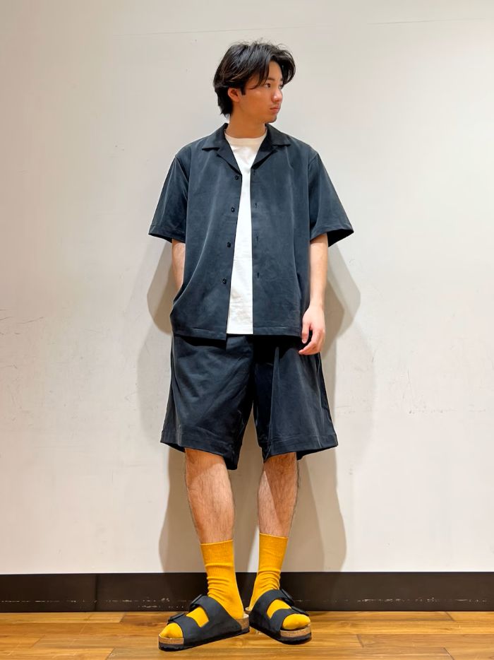 セットアップは、素材にキュプラが含まれているので光沢があり、ラフすぎないのがポイントです！
半袖とハーフパンツの組み合わせのはラフになりがちですが、サンダルを履いてもこなれた大人のスタイリングに仕上がります。