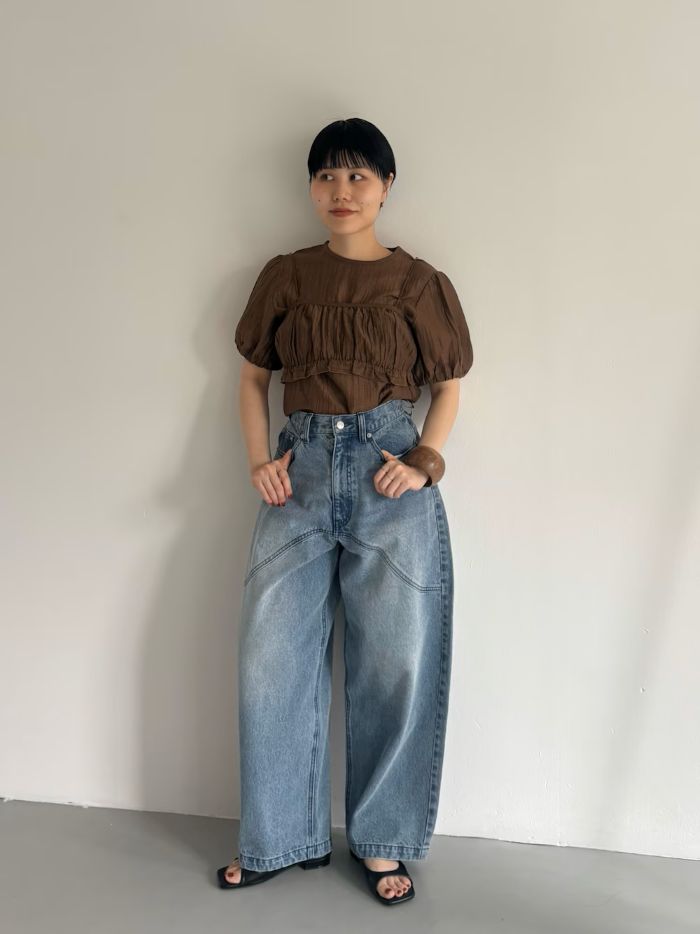 ビスチェがこなれ感を出してくれるトップス！
デザイン性の高いトップスにはデニムでシンプルに合わせるのがおすすめです。
一癖あるデザインのデニムがKBFらしくて◎