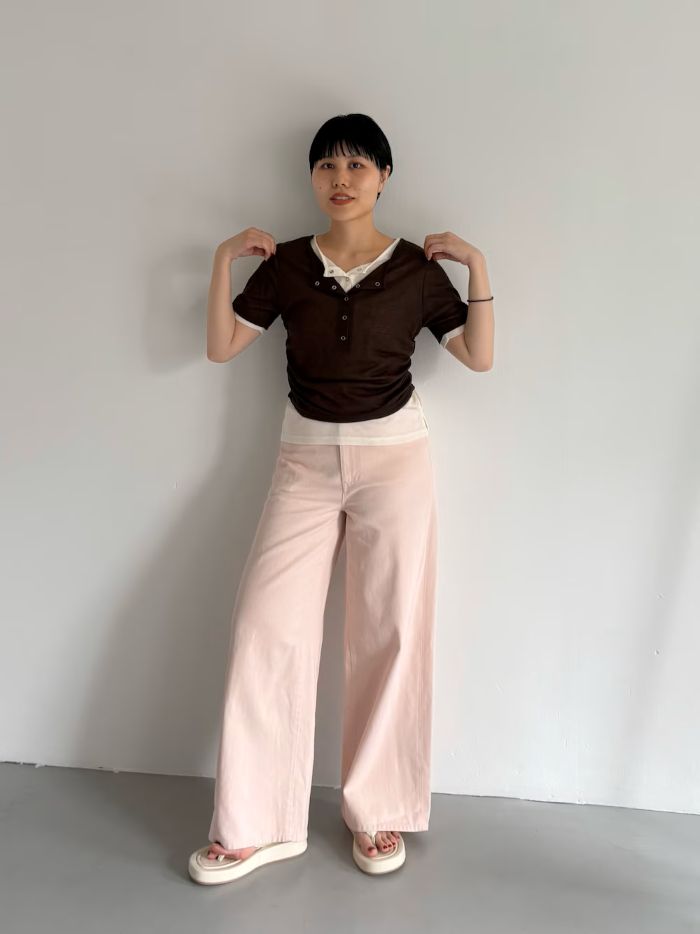 一枚で様になるTシャツは夏大活躍すること間違いなし！
大人ピンクと合わせて明るい印象にしました。