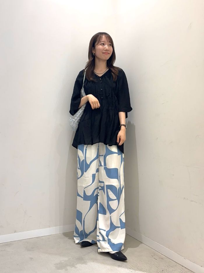 袖元と着丈もゆとりがあり、
幅広い方に着用していただける
シャーリングトップ！！
ボトムは柄物をチョイスしてあげると
コーデが明るくなり華やかになります◎