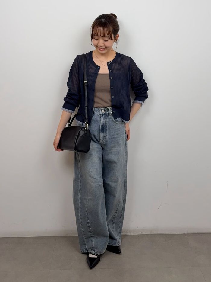 新作のSKINProofシリーズのカーディガンはUVカット機能付きです！
ほどよい透け感で、さりげないフリルも甘すぎずかわいい、、
カラバリ豊富なので要チェックです◎