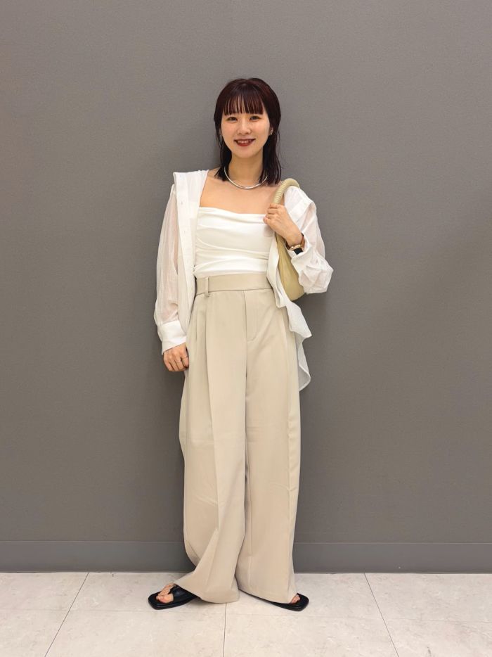 シャツは珍しいフードつきで
ゆったりとしたシルエットがポイントです！