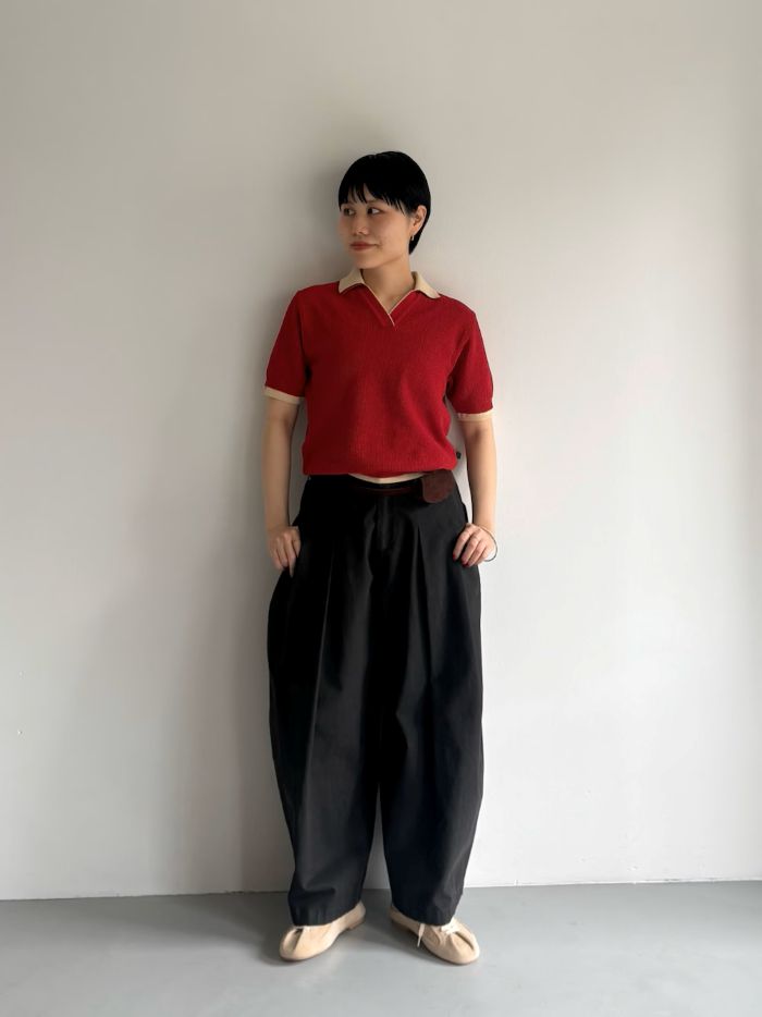 チャコールのボトムと合わせて赤を柔らかい印象に！
襟のカラーに合わせてシューズもベージュにして統一感を出しました！
ニットだけど暑くなくておすすめです
