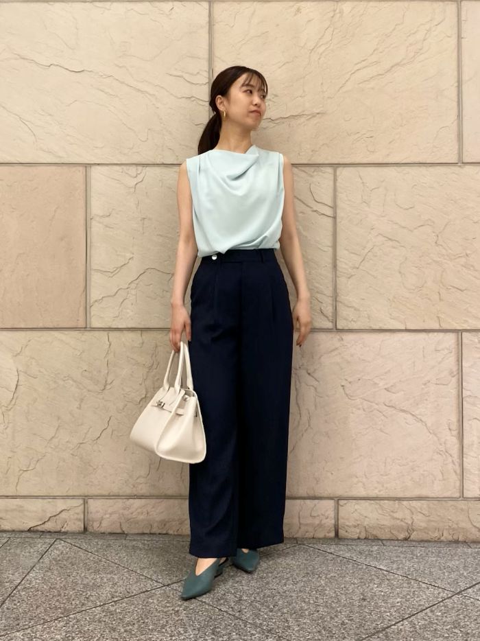ROSSOのノースリブラウス
たっぷり施されたドレープデザインが
ぐっとコーディネートを華やかにしてくれます。
さらっとした接触冷感が
夏の暑い日にありがたい、、、！
爽やかなミントグリーン清潔感UPさせてくれます