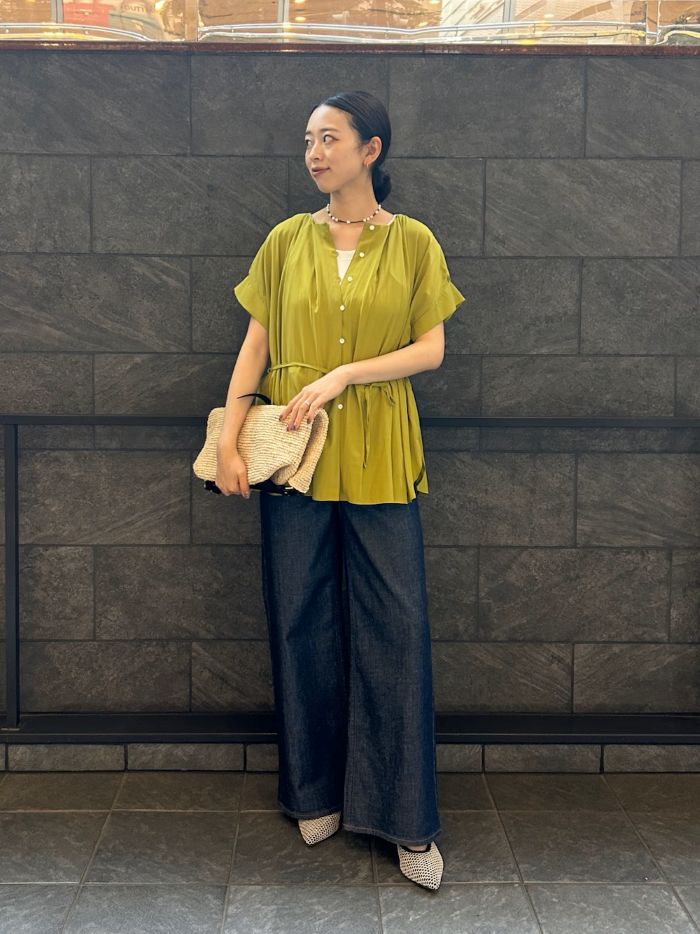 タックデザインブラウス！！
綺麗めにもカジュアルにも使える万能な一枚◎
前後ろ2WAYなので雰囲気も変えられて◎
