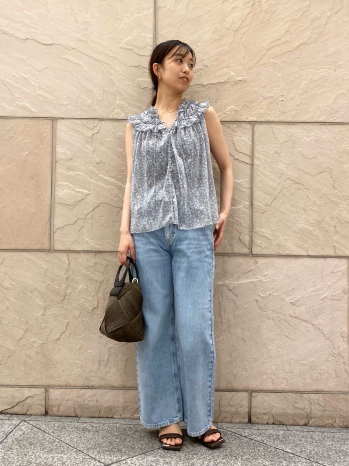 ROSSOの花柄ブラウス。思いっきり甘めのブラウスを可愛らしくなりすぎず着れるのが大人の良いところです！
首元のリボンは結ばず垂らして太めのデニムで合わせるとちゃんと大人な甘めカジュアルで◎
お仕事に使うならスカートよりもパンツで合わせるのがおすすめです！