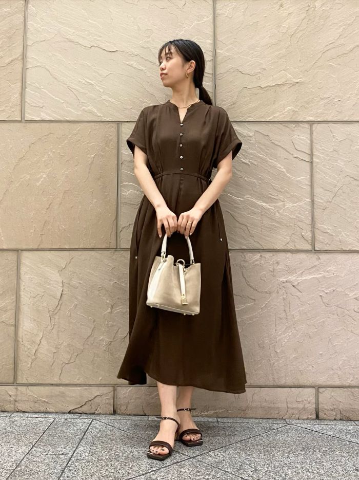 ROSSOのキレイめワンピース。オンオフ兼用で着れる夏ワンピです！少しだけ透け感があり軽やか
ウエストから下には裏地がついているのでインナー気にせず着ていただけます◎首元のデザインが2WAYになってます！
抜け感を出すならホックを外してきちんと着るなら留めて使ってください！