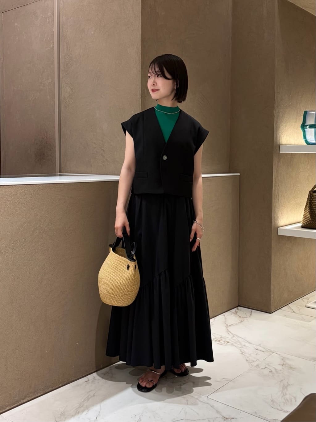 【フレンチスリーブショートジレ】　着用サイズ：2(FREE)
Tシャツやノースリーブなどが中心になる夏の季節に重ねて羽織っていただきたい、カラーレスのジレ。
フレンチスリーブの袖丈に、折り返しのカフスをつけることで、ラフになり過ぎない印象です◎
同素材のオールインワン(品番：20261012250)はもちろんのこと、ショート丈なのでロングのワンピースや、パンツ、スカートと問わず、 お持ちのお洋服と合わせやすいショート丈がポイント。
見た目にも涼しげな麻をイメージして作成したポリエステル100%の生地ですので、シワになりにくく、軽さがあり、速乾性にも優れています。
また、紫外線防止する機能も備わっており、夏に最適な素材です◎


【バイヤス切替ギャザースカート】　着用サイズ：2(M)
歩くとふわっと広がる女性らしいシルエットで、ウエスト周りはすっきりと綺麗なラインです。
とても軽い着心地で、ストレスフリーな着心地。
ウエストの正面部分ははゴムになっていないので、トップスをインしてもお腹周りがもたつかず綺麗に着ていただけます。
シワになりにくい上に、シワ自体が目立ちにくい1枚。
少し前後差があるのもポイントです◎

※手洗い可能

スタッフ身長：164cm