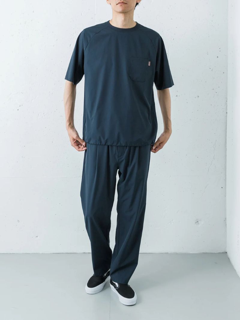 風が通り抜けるような涼しさの「BREEZE FIT」セットアップを、VANSのスリッポンで軽快に着こなしたスタイルです。