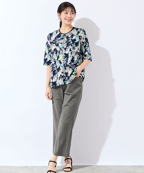【大きいサイズ】国産綿を使った花柄Tシャツでパンツスタイルに甘さをプラス