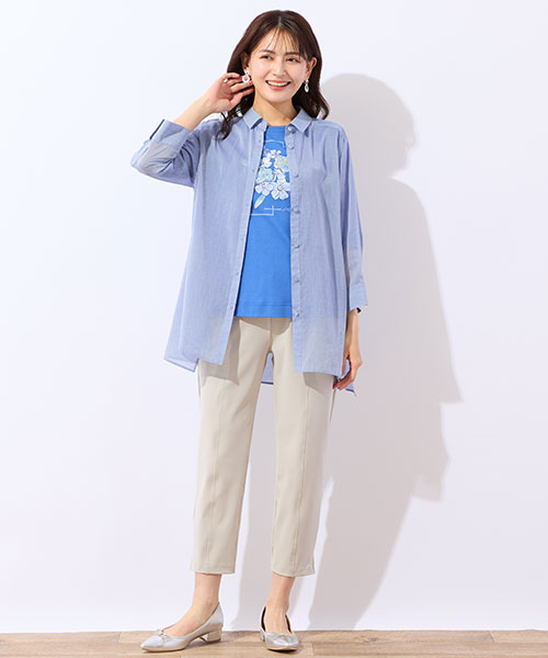 大ヒット中のシアーシャツ。人気のブルーは同系色のTシャツと合わせて爽やかにコーディネート。